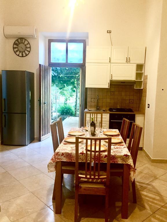 Aloha House Hotel Formia Bagian luar foto