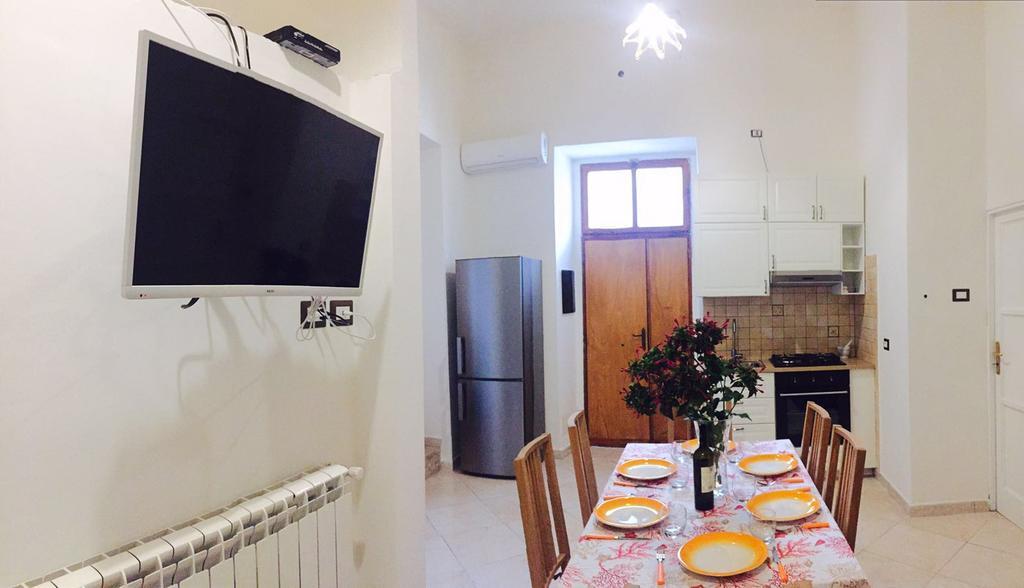 Aloha House Hotel Formia Bagian luar foto